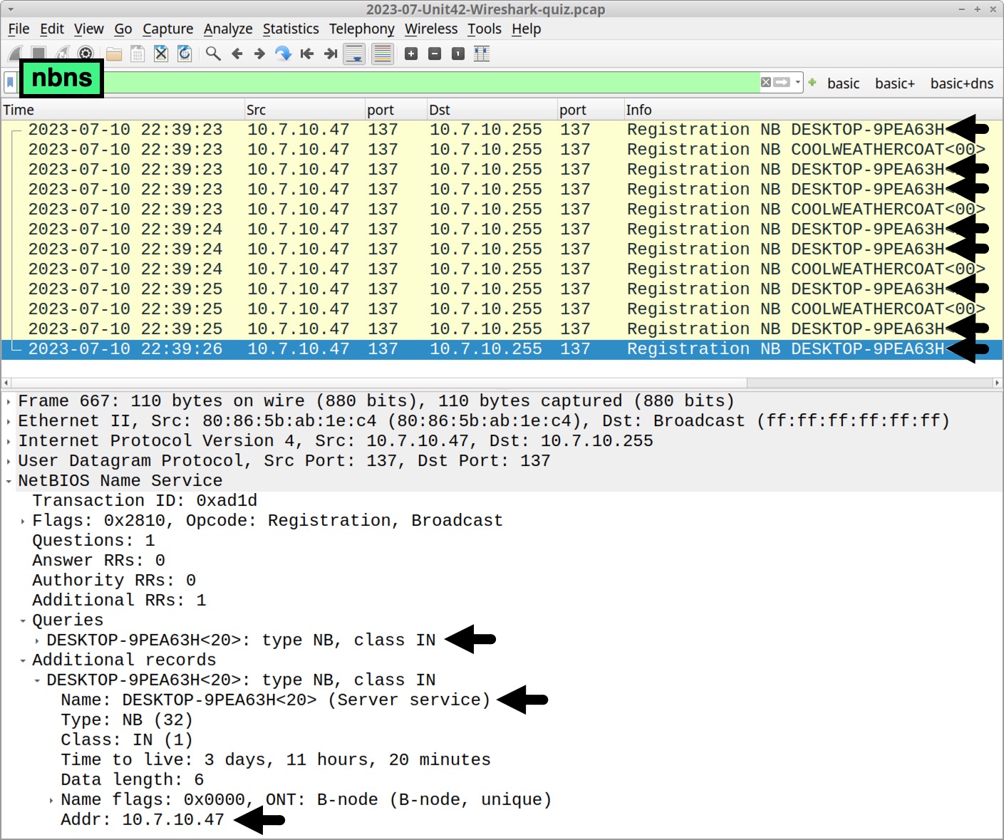 画像 2 は Wireshark のスクリーンショットです。「nbns」という文字が、表示フィルター ツールバーに緑色の四角でハイライト表示されています。パケット一覧部では複数の黒い矢印が被害者のホスト名である「DESKTOP-9PEA63H」を指しています。また、一番下のパケット詳細部のウィンドウにも黒い矢印が「Queries (クエリー)」、「Name (ホスト名)」、「Addr (IP アドレス)」が何かを示しています。