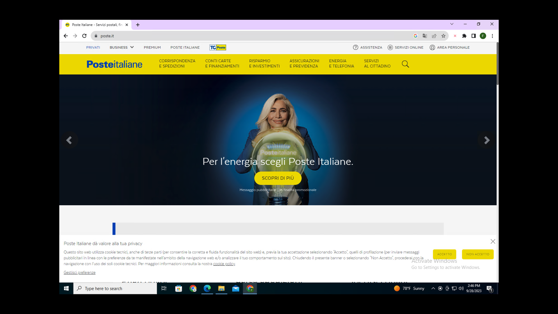 画像 5 は、イタリア郵政公社の正規 Web サイト Posteitaliane のページのスクリーンショットです。電球の上に腕を置いている金髪の女性の画像があります。Web サイトの言語はイタリア語です。