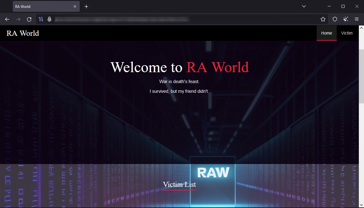 この画像には「RA World」というタイトルの Web サイトのスクリーンショットが表示されています。この Web サイトはダーク テーマで、薄暗い廊下の背景画像がハイテクかつ不気味な雰囲気を醸し出しています。Web ページ中央には、「Welcome to RA World (RA World へようこそ)」というテキストが書かれた大きなバナーがあり、その下に次のようなサブテキストが続いています。「War is death's feast. (戦争は死の饗宴である)I survived, but my friend didn't. (私は生き残ったが友達は生き残れなかった)」。上部のナビゲーションには、「Home (ホーム)」や「Victim List (被害者リスト)」などのタブが含まれています。ロゴの「RAW」は太字で表示され、目立っています。